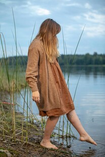 湖畔少女赤脚轻触湖水