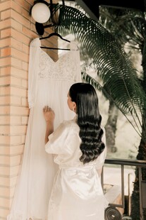 优雅女子倚墙赏景