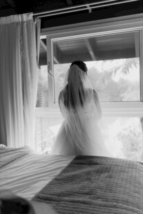 窗边新娘背影 唯美瞬间