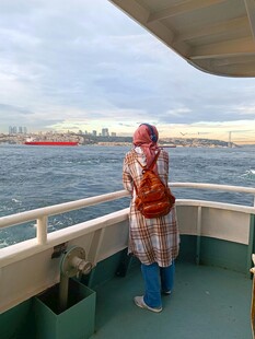女子船甲板眺望远方海景