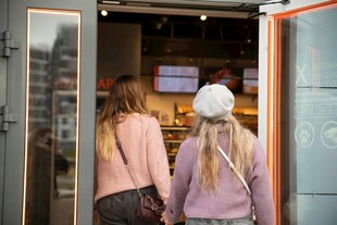 两位女孩步入店铺