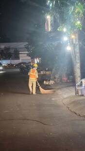 夜晚环卫工人清扫街道
