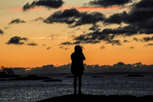 夕阳下的孤独身影