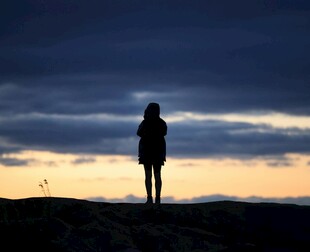 黄昏下的孤独身影