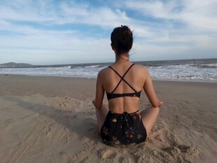 海滩上的女子瑜伽冥想