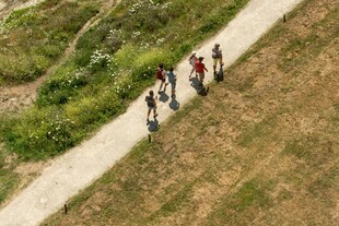 山间小径上的徒步旅行者