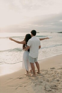 海边情侣浪漫相拥赏景
