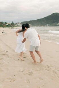 沙滩上情侣欢快嬉戏