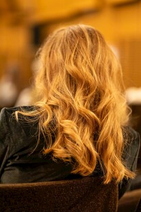 金色波浪长发背影