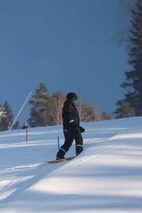 单人雪地滑雪英姿