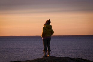 夕阳下的海边独行者