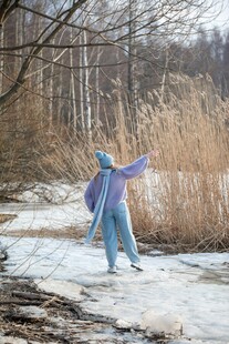 女子在冰面雪地中伸展身姿
