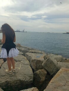 海边岩石上的两位女孩