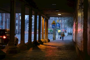 夜晚街道下的拱形柱廊