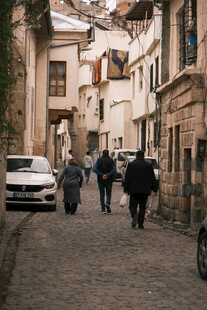 古老街巷中的行人与车辆