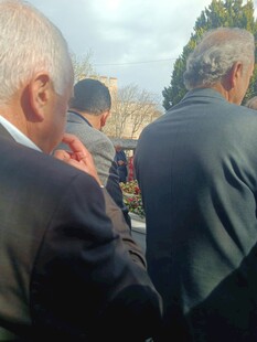 商务人士户外交流场景