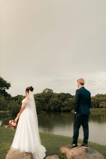 新婚夫妇湖畔浪漫背影