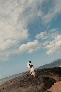 一人于开阔天地间漫步