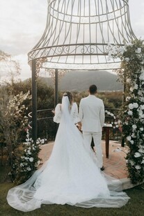 浪漫婚礼现场新人甜蜜相拥