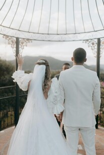 新人携手步入浪漫婚礼殿堂