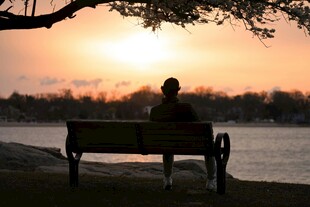 夕阳下独坐长椅的身影