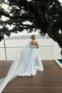 海边木栈道上的浪漫婚纱照