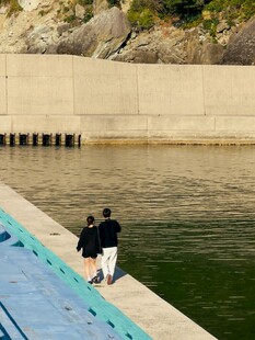 两人岸边观水景致