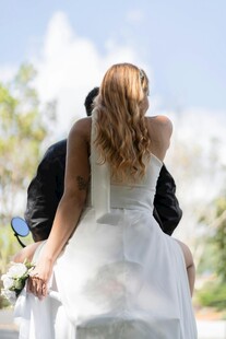 新娘依偎新郎温馨瞬间