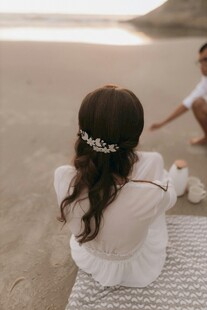 海边新娘背影与递花瞬间