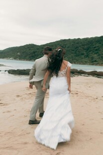 海边漫步的新婚夫妇