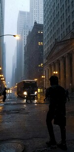 雨中都市街头行人身影