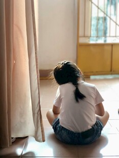 女孩独坐窗边背影