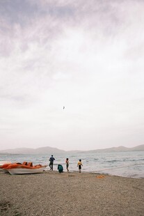 海滩上的休闲人群与船只