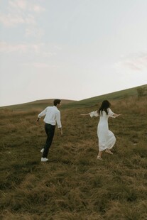 情侣草地浪漫奔跑瞬间