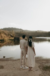 湖畔情侣依偎赏景