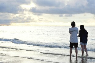 海边情侣漫步赏景