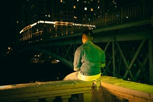 夜晚桥上独坐 沉思者