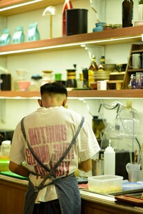 传统匠人专注手工制作