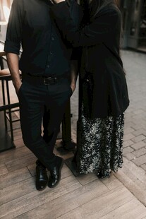 男女亲密依偎姿态