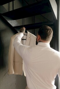 男士衣柜内挑选衣物