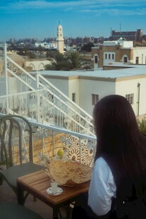 女孩露台惬意享受下午茶