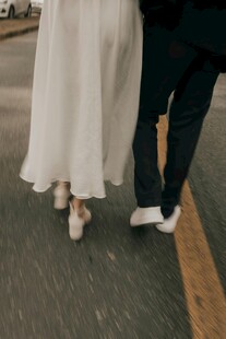 漫步的情侣背影