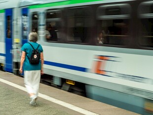 站台行人与行驶中的列车