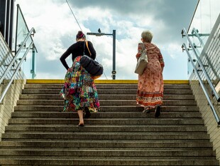 女士们优雅走下阶梯