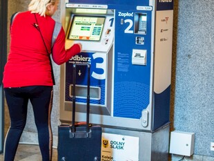 女子操作自助售票机