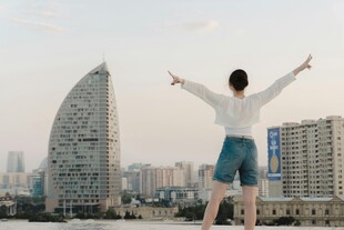 城市天台舒展双臂的青年