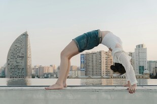 户外男子做瑜伽伸展身姿