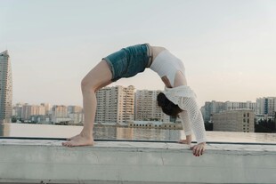 屋顶上展现高 度瑜伽动作