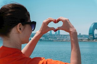 女子海边比心赏景