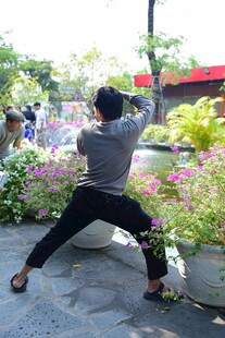 男子户外练太极姿势标准